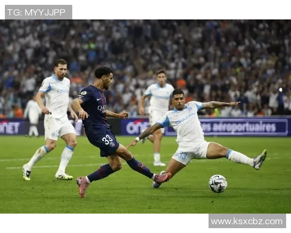 法甲巴黎圣日耳曼队主场战胜马赛，豪取三连胜，领跑积分榜